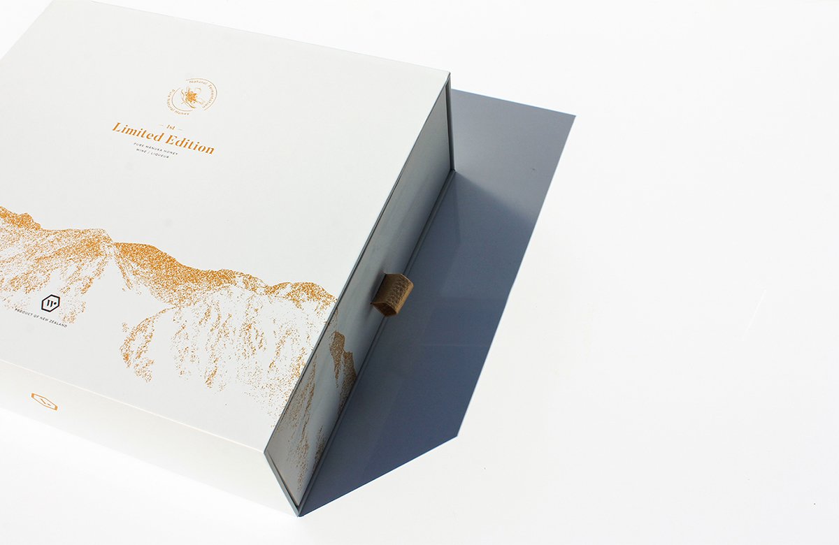 MānukaHoney蜂蜜風(fēng)味葡萄酒品牌包裝設(shè)計(jì)欣賞，葡萄酒品牌，酒品牌設(shè)計(jì)，酒品牌策劃，酒品牌全案策劃，酒品牌形象塑造，深圳品牌設(shè)計(jì)，深圳品牌策劃，深圳品牌全案策劃，深圳品牌形象塑造，左右格局    